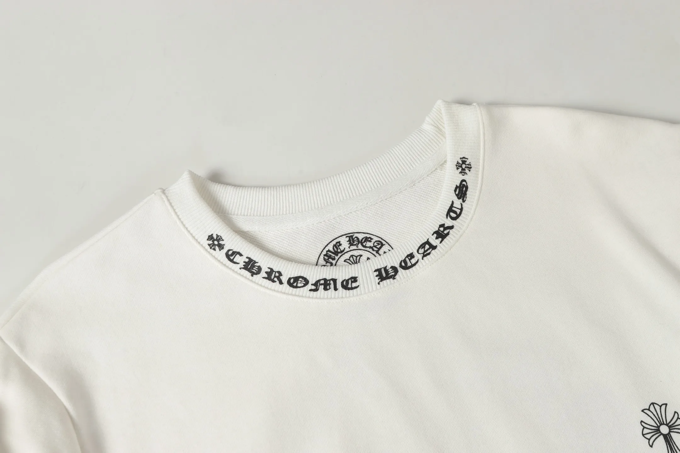 P210 Round neck sweatshirt. Remember to note sweatshirt when ordering #Y2902 Cross-border running quantity model. Please do not place an order if you pursue perfection. -Chrome Hearts/Chrome Hearts 23ss Sanskrit printed popular round neck sweatshirt -High weight, high density and high quality. The wool is soft, delicate and skin-friendly. Soft and silky to the touch. Excellent warmth and skin-friendliness. -Colour: black white -Size: S M L XL